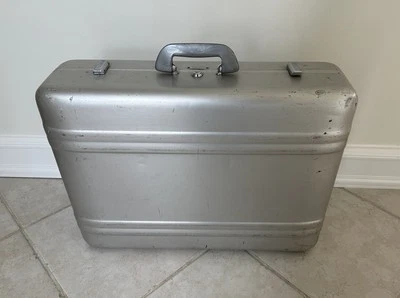 Vintage Halliburton Aluminum Suitcase Luggage 24x6.5x18 BIG Rare Blue Insiders Foto 1 de 4