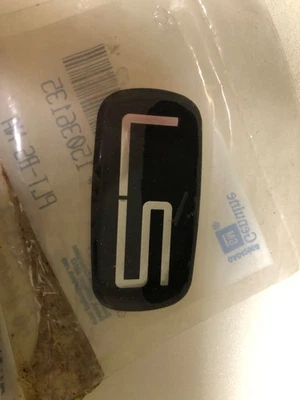 ¡1 PAR!!!!!   SILVERADO TAHOE SUBURBAN "LS" EMBLEMAS 1999-2007 NOS 15036135 x2 Foto 1 de 2