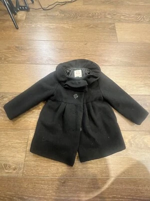 Chaqueta de vacaciones Old Navy para niñas pequeñas negra con cuello con volantes, 2T, otoño invierno Foto 1 de 4