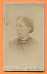 CDV Austin, MN, Ritratto di giovane donna, di Hildahl, circa 1880 - Foto 1 di 2