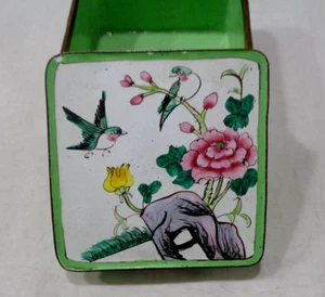 Caja de baratija vintage hecha a mano y pintada esmalte sobre metal de pájaros y flores usada en excelente estado - Imagen 1 de 7