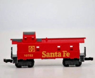 Aurora Rail Master N Scale Santa Fe Caboose 10752 - Image 1 of 4