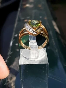 Beautiful solid 10kt gold genuine peridot and diamond ring - Picture 1 of 12