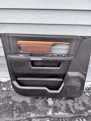 Painel de acabamento interno da porta do motorista RAM 1500 2500 Longhorn frontal 13-18 preto fabricante de equipamento original - Imagem 1 de 4