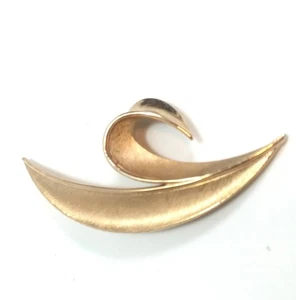Crown Trifari Split Leaf Brooch Brushed & Smooth Texture Gold Tone Classic Pin - Picture 1 of 8