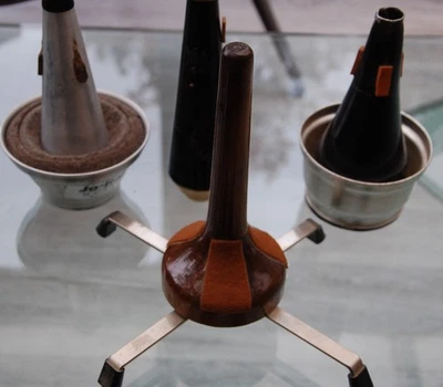 Vintage Trompetenständer aus Holz & 3 Dämpfer - Bild 1 von 4