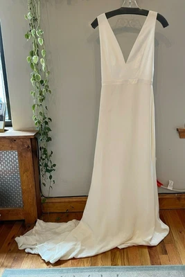 Vestido de novia Alexandra Grecco Jaymes 6 marfil seda tren en V moderno Foto 1 de 4