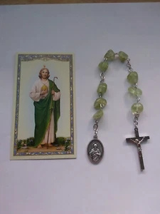 Tarjeta de oración crucifijo medalla pepita piedras preciosas peridoto cuentas rosario coronilla de San Judas - Imagen 1 de 4