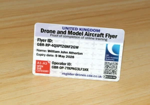 CAA Drohne Flyer Betreiber Personalausweis mit Schlüsselband, Kartenhalter & Betreiber Ausweis Etiketten - Bild 1 von 4