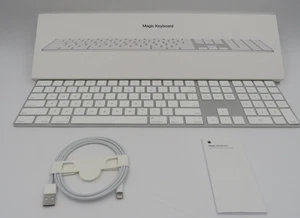 Teclado inalámbrico Apple Magic (MQ052LL/A) con almohadilla numérica plateada - Imagen 1 de 7