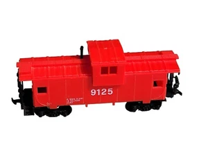 MODEL POWER RED SAFETY CABOOSE 9125 - HO Scale - Picture 1 of 4