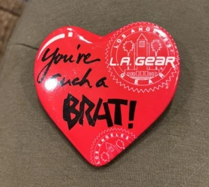 Vintage Pinback Pulsante Cuore 3" - "You're Such a Brat" L.A. Gear - Foto 1 di 3