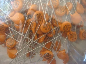 ONE BAG 250 VISHAY Ceramic Disc Capacitors 2800pf +/-20%, 400Vrms - New & Unused - Picture 1 of 18