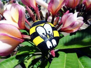 Arte rock pop de abeja pintado a mano - Imagen 1 de 5