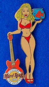LOS ANGELES SEXY RUBIA BIKINI MASCOTA CHICA SERIE GOLD FISH 2005 Hard Rock Café PIN - Imagen 1 de 1