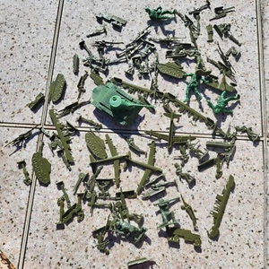 Spielzeug Armee Soldaten & Ausrüstung - Vintage wie abgebildet - Bild 1 von 6
