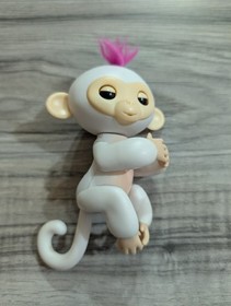 FINGERLINGS - Interactive Baby Monkey - Sophie (White with Pink Hair) WowWee Toy