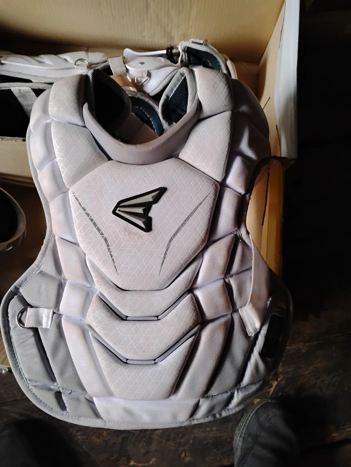 Protetor de peito Easton Youth Intermediate Game Time Catcher Gear 12-15 - Imagem 1 de 4