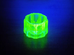 Richards & Hartley U.S. Glass 18 Vaseline Glass 9-Sided Open Salt Cellar - Picture 1 of 7