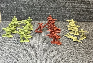 21 Count Red, Green , Tan Army Men Plastic Toy Soldiers 2015 Lanard - Picture 1 of 7