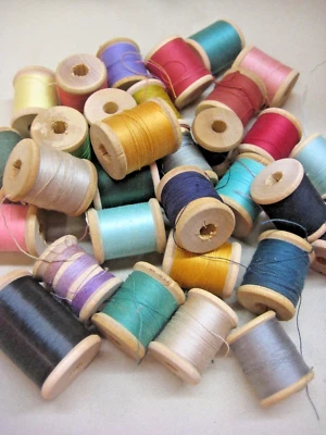 VINTAGE WOODEN SPOOLS OF THREAD all have no labels - Image 1 of 4