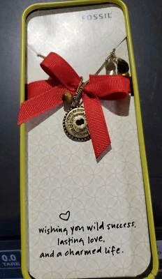 Collar con dije marca Fossil 19 pulgadas color bronce "Here's to Love..." Colgante Foto 1 de 4