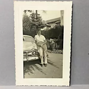 Vintage Fundfoto Frau lehnt sich an einen Ford Coupe hält Reitgerte 50er Jahre - Bild 1 von 2