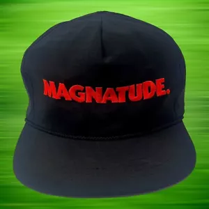 Gorra gorra vintage años 90 Magnatude Snapback talla única para todos los troncos de empresa negra roja - Imagen 1 de 7