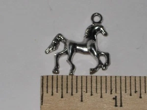 10 PIECES - TROTTING HORSE - TB SILVER FOR BRACELET OR EARRINGS 7/8" X 7/8" - Picture 1 of 3