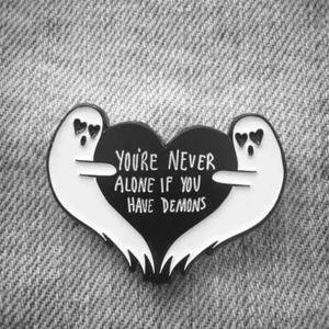 You're Never Alone Goth Mädchen Pin Abzeichen Spaß Emaille Pin TV Horror Fans - Bild 1 von 2