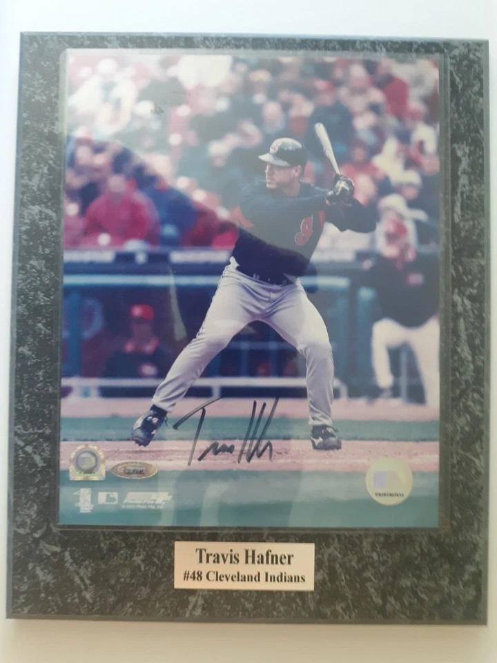 Placa fotográfica autografiada 13x10,5" Travis "Pronk" Hafner - Indios de Cleveland Foto 1 de 2
