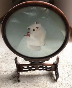 Arte asiático antiguo bordado a mano de gato blanco sobre seda - Imagen 1 de 10