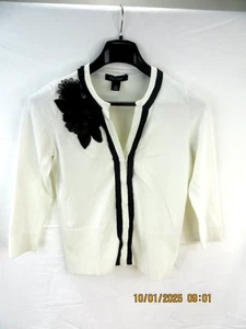 WHITE HOUSE BLACK MARKET GR. XS Viskose/Nylon weiß/schwarz Blumen Strickjacke Pullover - Bild 1 von 15