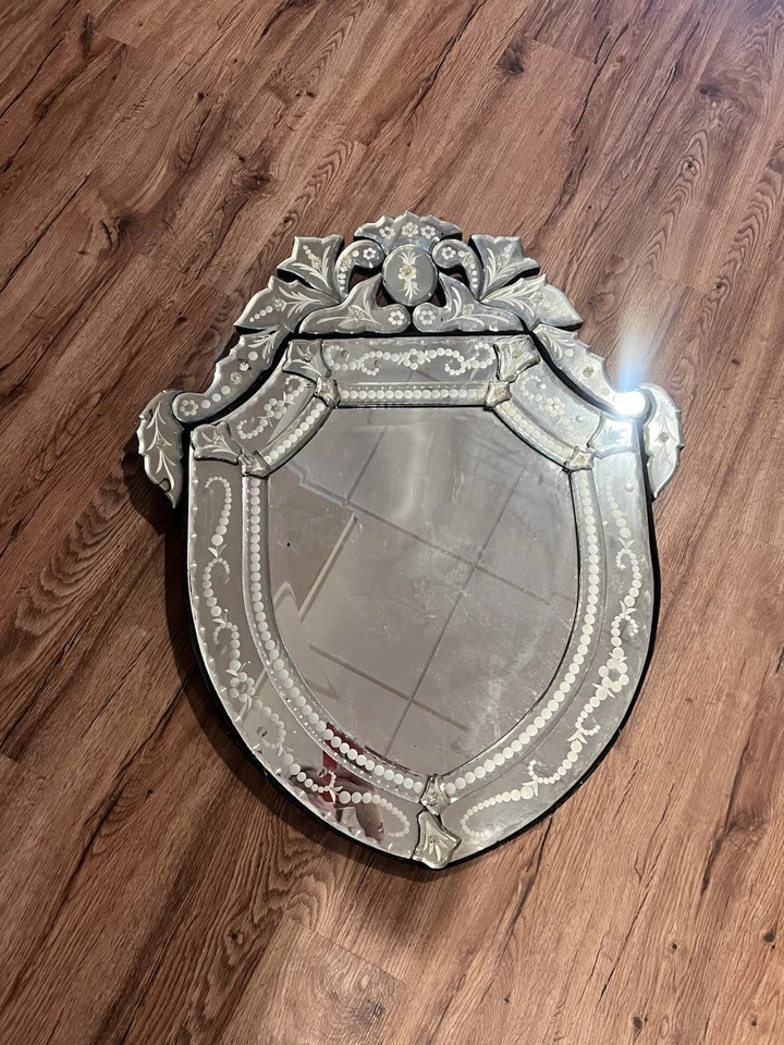 "Espejo vintage de vidrio veneciano grabado y biselado de vidrio 29""-23""" Foto 1 de 4