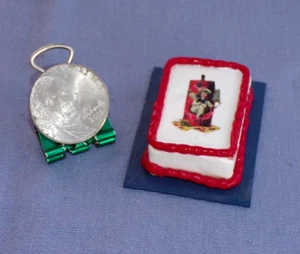 Miniatur Puppenhaus patriotisch 4. Juli Feuerwerk Flagge Blatt Kuchen Ton JS - Bild 1 von 2