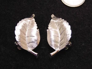 Vtg Crown Trifari Brushed 2 tone Silver Veined Figural Leaf Clip On Earrings LNC - Picture 1 of 3