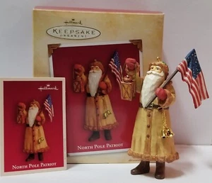 Ornamento Hallmark Keepsake 2004 Polo Nord Patriot bandiera americana QXG5451 - Foto 1 di 6
