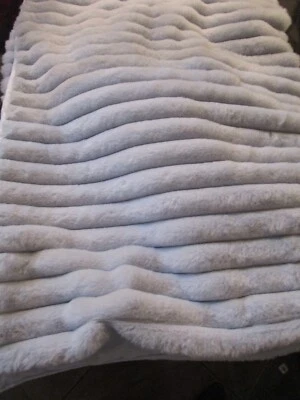 Manta bebé Pottery Barn Kids Monique Lhuillier canal piel sintética lt muestra azul Foto 1 de 3