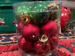 1 Packung 15 kt Feiertag Weihnachtskugel Kunststoff Ornamente 1" grün rot Mini - Bild 1 von 6