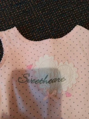 Vestido de verano para bebé Vitamins. Tiene corazón en frente que dice cariño. Talla 6... Foto 1 de 4