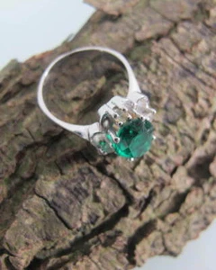 Ring Silber grüner Stein helle Steine rhodiniert eleganter Ring (124) - Picture 1 of 4