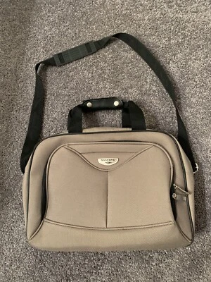 Bolso de viaje Dockers Weekend Duffle para pasar la noche color tostado con correa para el hombro Foto 1 de 4