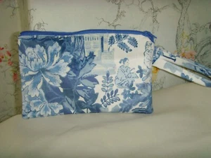 CLUTCH PURSE IN CHINA BLUE WILLOW DESIGN VELVET ZIP 21cm x 13cm WRIST STRAP - Picture 1 of 2