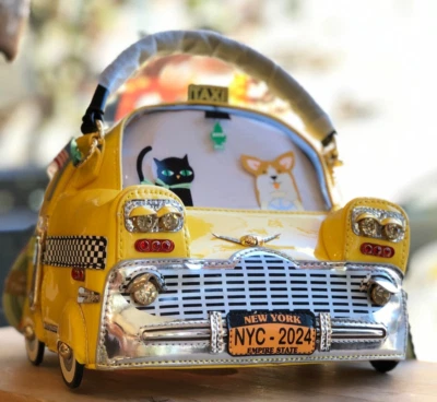 Bolso de agarre de taxi Vendula London New York City Cats and Corgis Foto 1 de 4