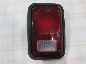 1978-1993 furgoneta Dodge RAM de pasajeros luz trasera lateral derecha fabricante de equipos originales acabado negro - Imagen 1 de 2