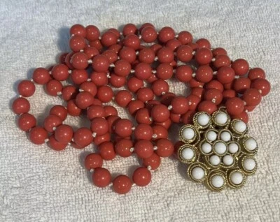 Ожерелье с коралловыми бусинами Stella and Dot и белая брошь-кулон - Изображение 1 из 4