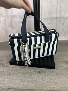 Cartera Ellen Tracy rígida She’ll en caja azul blanco a rayas con dijes - Imagen 1 de 6