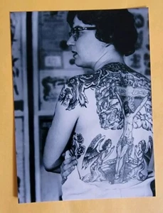 Original 1990er Vintage Les Skuse BTC Bristol UK tätowierte Frau Tattoo Foto 5x7 - Bild 1 von 2