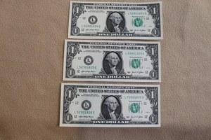 Drei fortlaufend nummerierte 1-Dollar-Scheine. Serie 2021. Bezirk 12.  Lot 27  - Bild 1 von 2