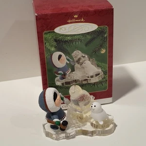  FROSTY FRIENDS NEW Hallmark Eskimo Polar Seal Ice Carving Art Ornament 2000 - Picture 1 of 6